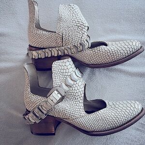 Brand New FreeBird White Snake shoes. A nice WinterWhite color for all seasons!